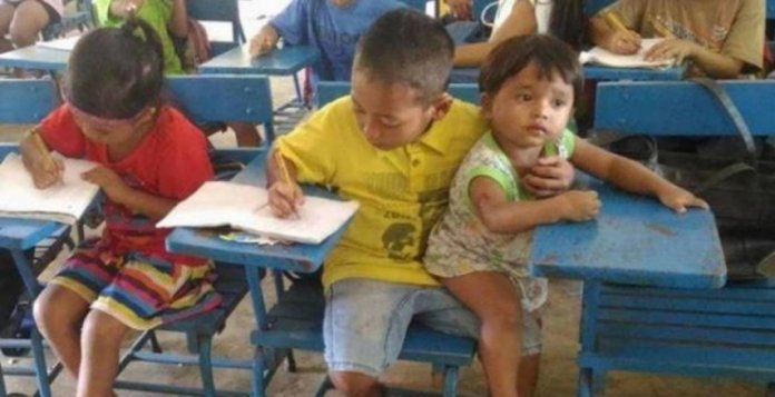 Menino de 7 anos leva irmão à escola para não perder aula