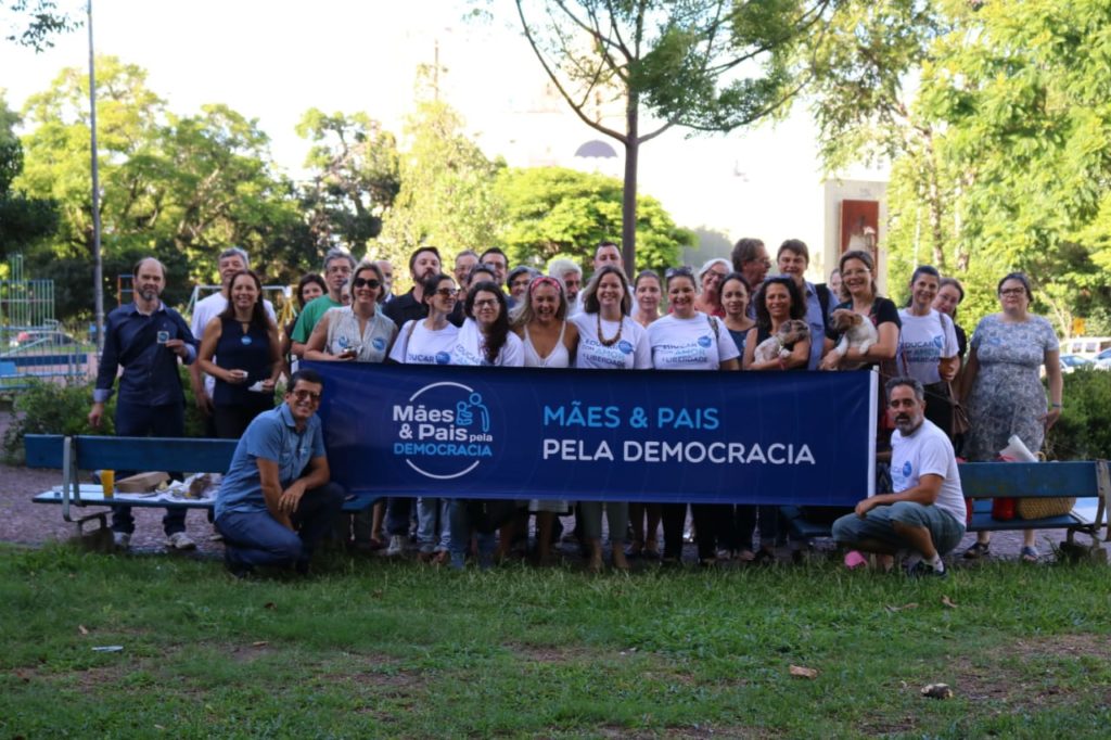 Mães e pais realizam cafés democráticos em primeiro dia do ano letivo em Porto Alegre