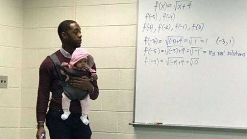 Professor segura bebê de aluno que não encontrou babá antes da aula e viraliza